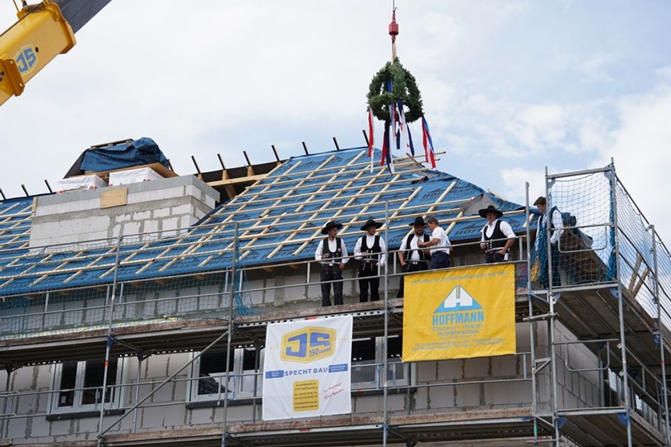 „Wohnungen in großer Zahl, Himmelstrebend – auf einmal – Stock um Stockwerk voll Vertrauen, Einfach aufeinander bauen“, hieß es im Richtspruch, den Tim Vahlendieck von der Zimmerei Hoffmann vorgetragen hatte.