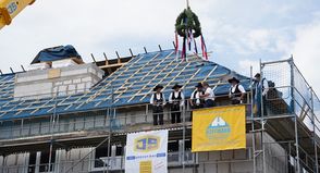 „Wohnungen in großer Zahl, Himmelstrebend – auf einmal – Stock um Stockwerk voll Vertrauen, Einfach aufeinander bauen“, hieß es im Richtspruch, den Tim Vahlendieck von der Zimmerei Hoffmann vorgetragen hatte.