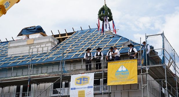 „Wohnungen in großer Zahl, Himmelstrebend – auf einmal – Stock um Stockwerk voll Vertrauen, Einfach aufeinander bauen“, hieß es im Richtspruch, den Tim Vahlendieck von der Zimmerei Hoffmann vorgetragen hatte.