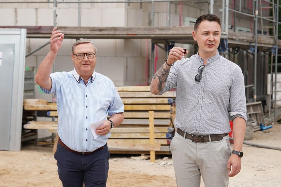 Christoph Mehrpahl (lks.) und David Krauß freuten sich über das Voranschreiten des Neubaus.