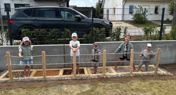 Auf Barfußpfaden können Kinder Naturmaterialien mit den Füßen ertasten und bewusst wahrnehmen.