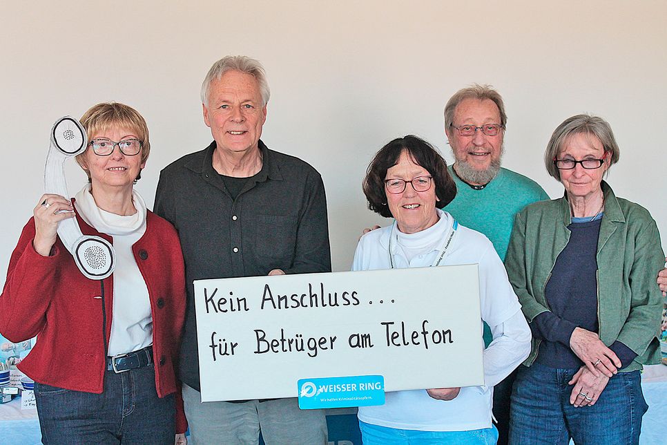 Fünf Mitarbeiterinnen und Mitarbeiter der Außenstelle Ostholstein stehen den Opfern zur Seite (v.li.): Carmen Horstmann, Holger Dabelstein, Elke Ahlering, Hartmut Dahlmann und Susanne Haag.