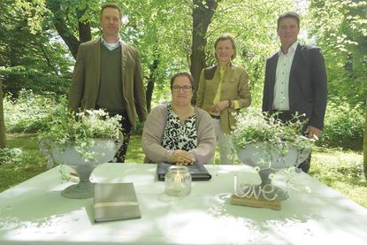 Friedrich von Ludowig, Standesbeamtin Nicole Paustian, Friederike von Ludowig und Bürgermeister Michael Robien (v. lks.).