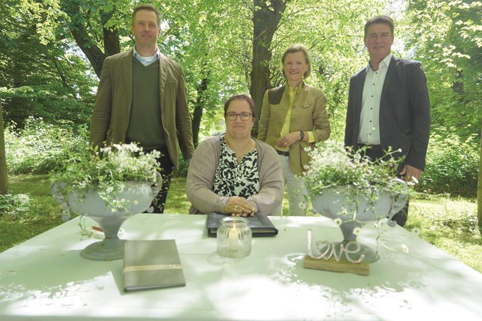 Friedrich von Ludowig, Standesbeamtin Nicole Paustian, Friederike von Ludowig und Bürgermeister Michael Robien (v. lks.).