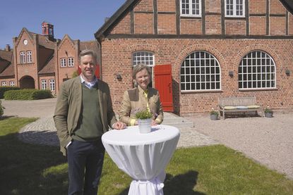 Stilvoll, charmant, klein und fein ist die 1867 erbaute Remise. 40 Personen finden an den extra angefertigten Eichentischen auf 90 Quadratmetern Platz. Die Sonnenterrasse direkt am Hausgraben lädt zum Empfang oder zur Kaffeetafel ein. Dazu kommt eine gut ausgestattete Küche und Fußbodenheizung. Die Remise kann ganz unterschiedlich als Ort für Trauungen, für Feste, für Firmenveranstaltungen, für Seminare oder Sitzungen genutzt werden.