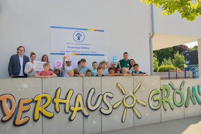 Julius Simon von Ahrens Ferienvermietung und Ahrens Immobilien sowie Büroleiterin Jana Schulz überreichen den Spendenscheck in Höhe von 1.000 Euro an Kinderhausleiterin Janine Perk (hinten v. lks.). Foto: Ahrens