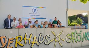Julius Simon von Ahrens Ferienvermietung und Ahrens Immobilien sowie Büroleiterin Jana Schulz überreichen den Spendenscheck in Höhe von 1.000 Euro an Kinderhausleiterin Janine Perk (hinten v. lks.). Foto: Ahrens