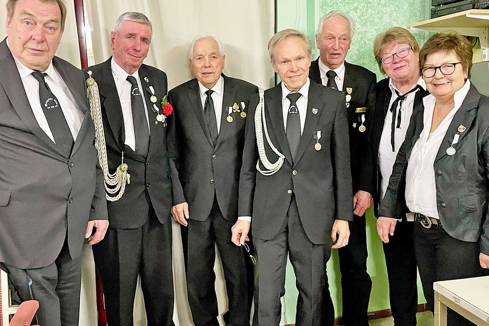 Geehrte Mitglieder: v.l. Reimer Hutzfeld, Detlef Krause, Jürgen Voß, Jochen Krugel, Heinz Braun, Marion Krause, Uta Gerken.