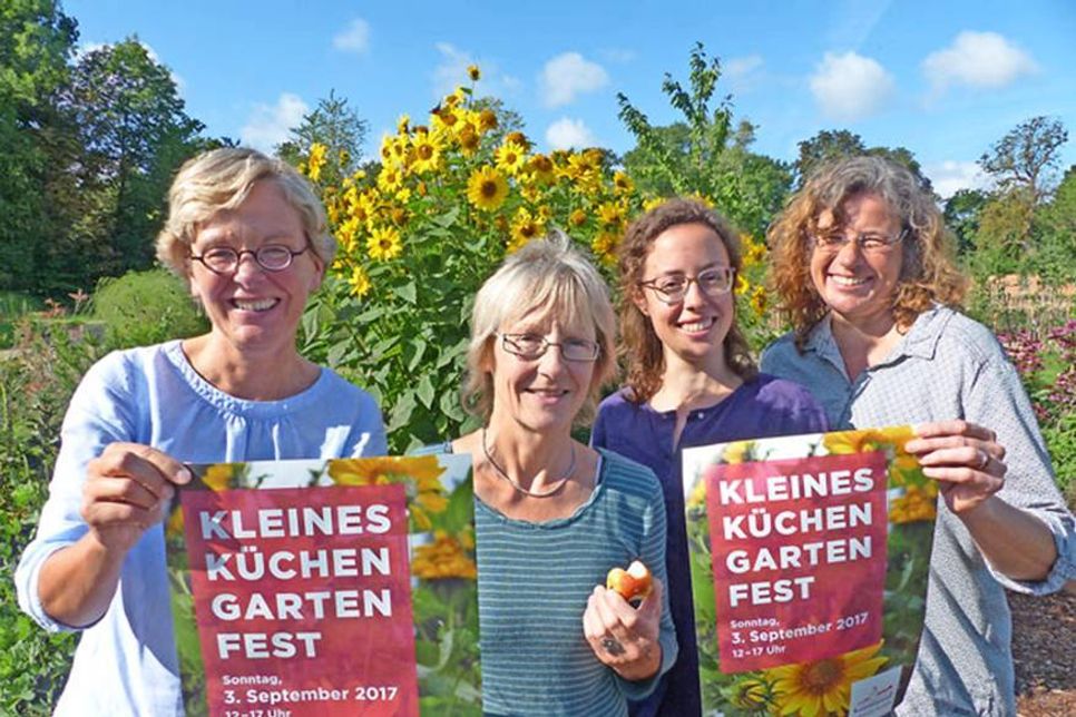 Nachdem drei Jahre lang im Küchengarten nur gearbeitet wurde, wird jetzt gefeiert: Brigitta Herrmann und Anna Simov von der Stiftung Schloss Eutin, Monika Obieray vom Freundeskreis des Schlosses und Küchengarten-Koordinatorin Stephanie Bolz laden am kommenden Sonntag zusammen mit allen Ehrenamtlichen zum ersten Kleinen Küchengartenfest ein und versprechen: Es gíbt alles, was ein gutes Gartenfest braucht.