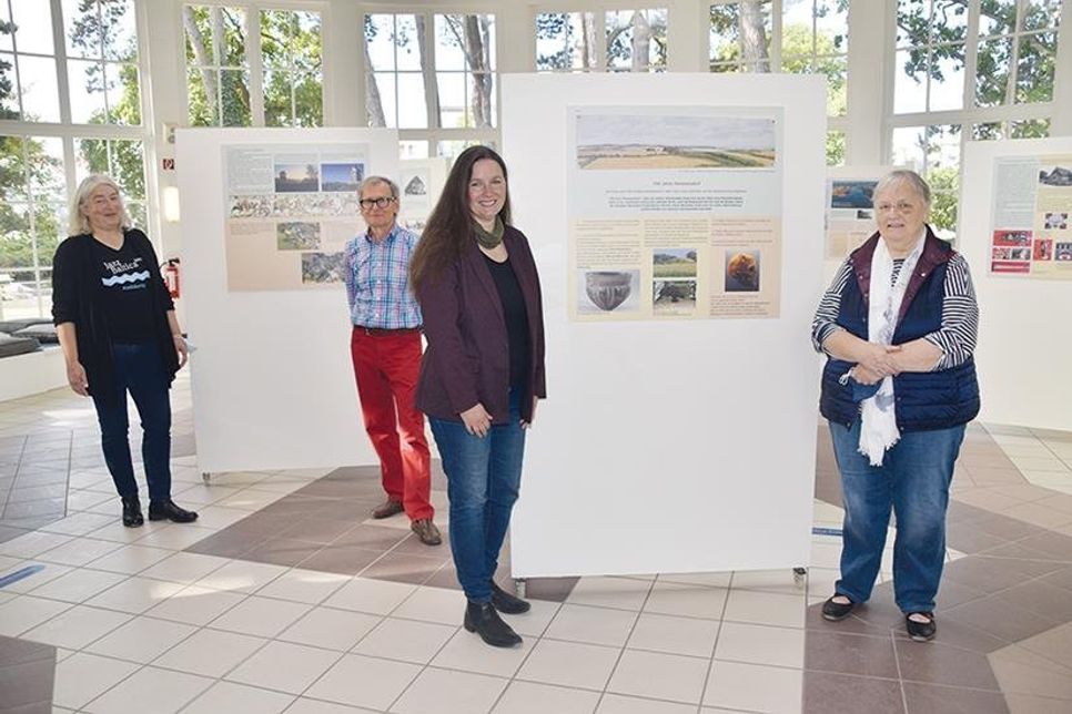 „700 Jahre Hemmelsdorf“: Ausstellungseröffnung mit der ersten stellvertretenden Bürgermeisterin Melanie Puschaddel-Freitag, Dorfvorsteherin Bärbel Rieger (rechts) und Stepahnie Scheel (links) und Hartmut Schwarz.