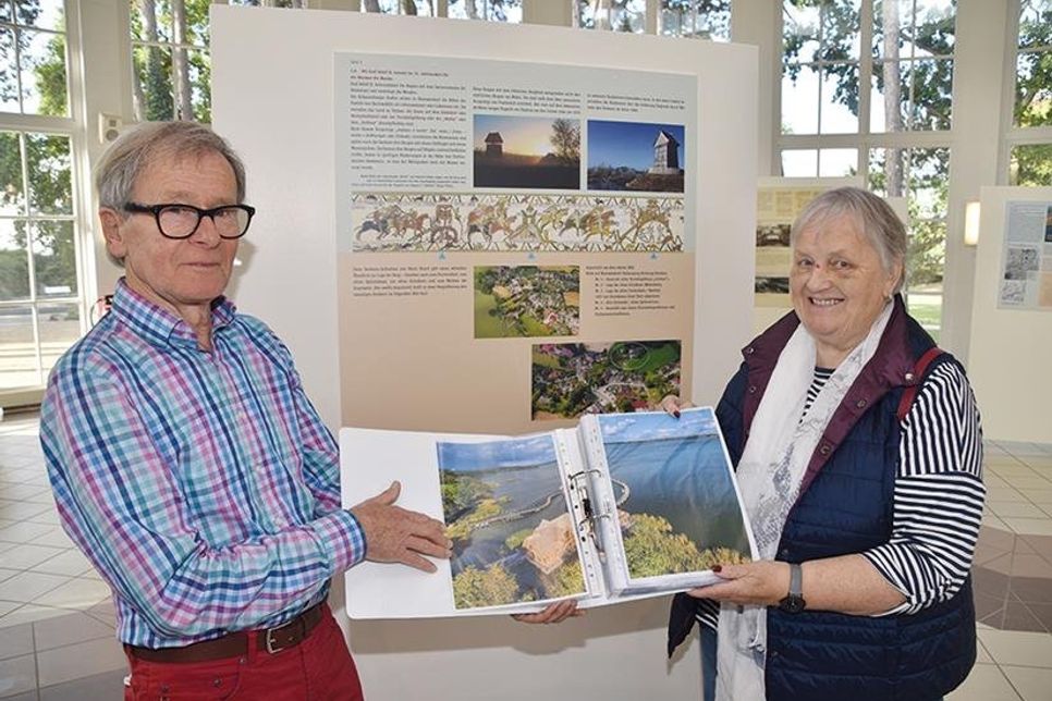 Dorfvorsteherin Bärbel Rieger und Hartmut Schwarz mit der Sammlung vieler alten Manuskripten und Bildern, aus denen im kommenden Jahr ein Buch werden soll.