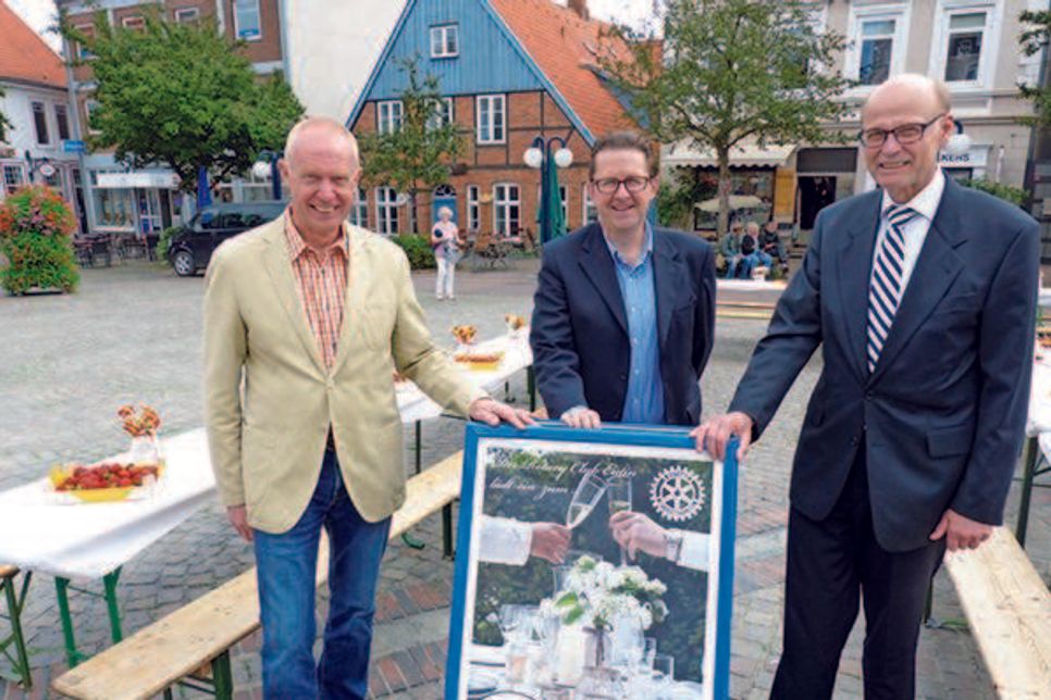 Der Rotary Club lädt am 9. Juli ein zum Diner en Blanc auf dem Eutiner Marktplatz.