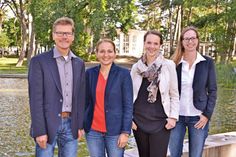 Tourismuschef Joachim Nitz (von links), Bürgermeisterin Hatice Kara, Bauamtsleiterin Meike Piechotta und Carina Balow (Destination LAB GmbH) laden gemeinsam zu den zwei Zukunftswerkstätten ein, die am Montag und Dienstag in der Trinkkurhalle (im Hintergrund) stattfinden. (Foto: René Kleinschmidt)