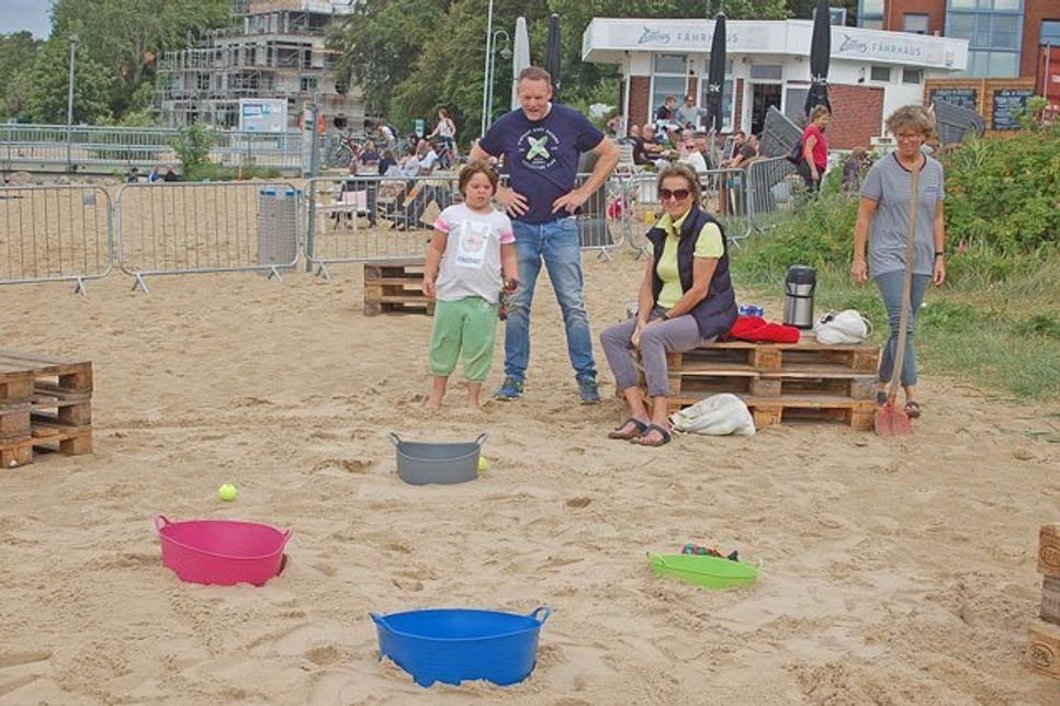 Ruhe und Zielgenauigkeit sind gefragt, wenn der Ball auch wirklich in der Schüssel landen soll.