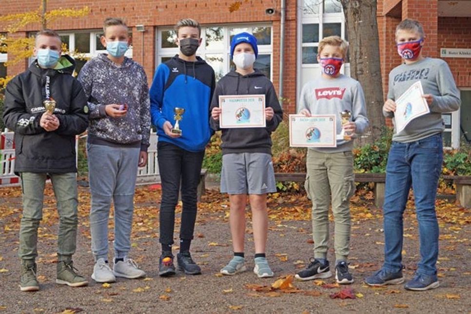 Hacky-Sack-Turnier, Schüler aus dem Siegerjahrgang - der 7. Klasse - mit den gewonnenen Urkunden, Pokal und Hacky-Sack
