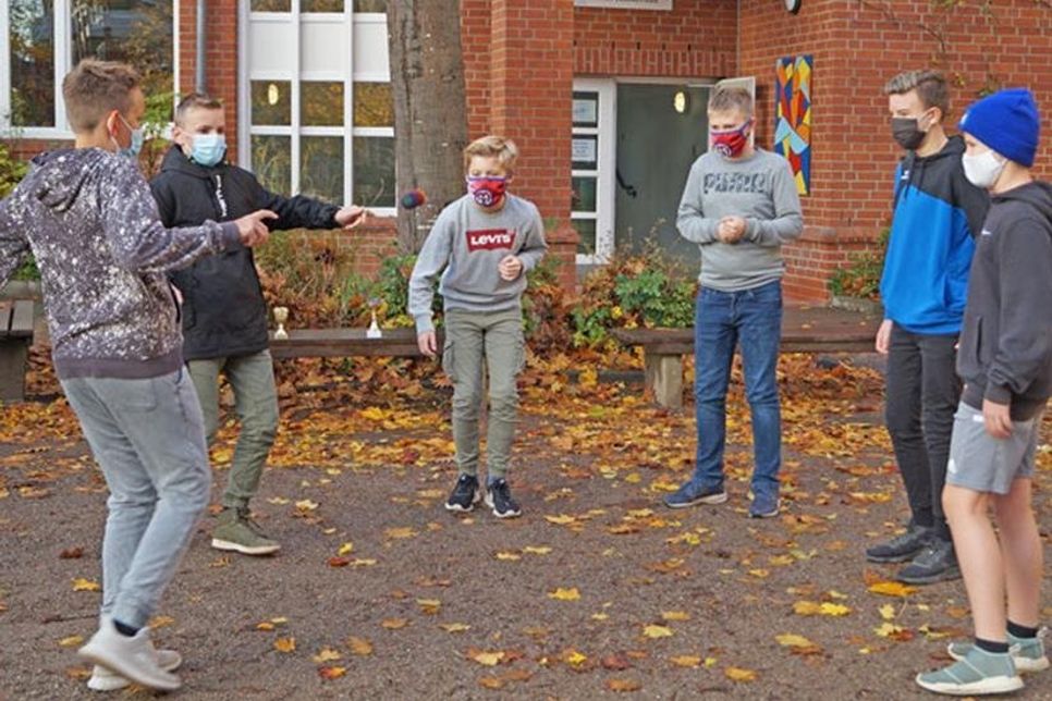 Hacky-Sack-Turnier, Siebtklässler während einer Runde Hacky-Sack