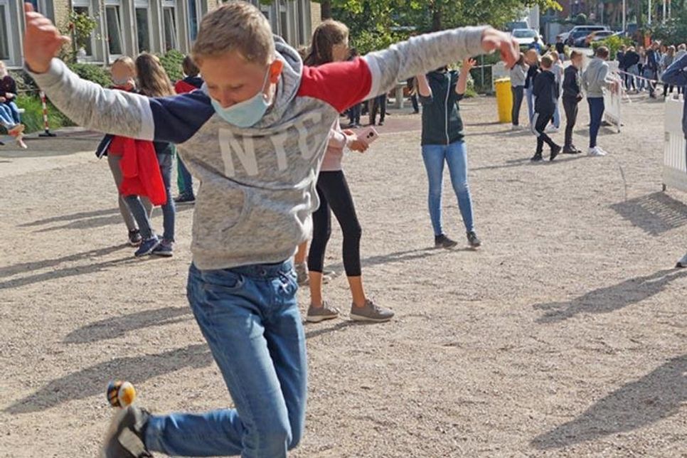 Hacky-Sack-Turnier Siebtklässler Hannes schafft einen Trick mit dem Hacky-Sack