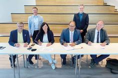 Timmendorfs Bürgermeister Sven Partheil-Böhnke (v.l.), Bettina Schäfer, Bürgermeisterin der Gemeinde Scharbeutz, Mirko Spieckermann (Neustadt in Holstein) und Udo Gosch (Sierksdorf) unterzeichneten  im Kurparkhaus Scharbeutz im Beisein von Joachim Nitz, Geschäftsführer der TSNT (hinten li.) und André Rosinski, Vorstand der TALB, die Absichtserklärung.