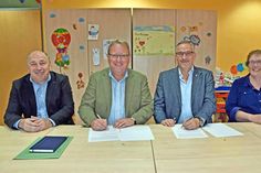 Bürgermeister Lars Winter und Udo Neumann, Johanniter Regionalvorstand, unterzeichneten im Beisein der Mitarbeiter der Stadt Plön Stadtjugendpflegerin Elke Springer und Ordnungsamtsleiter Armin Kirchner den Vertrag für den Kita-Neubau.