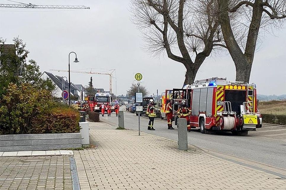 Großeinsatz für Feuerwehr und Rettungsdienst: Zimmerbrand mit schwerverletzter Person in Scharbeutz.