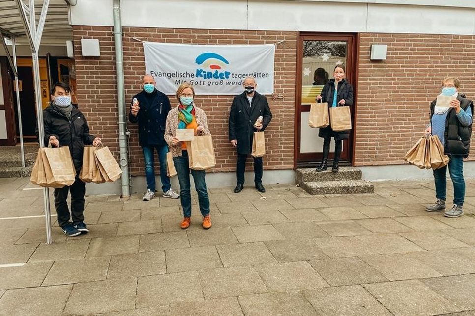 Der Tourismus-Service Grömitz und das Restaurant Seaside bei der Übergabe der Weihnachtstüten.