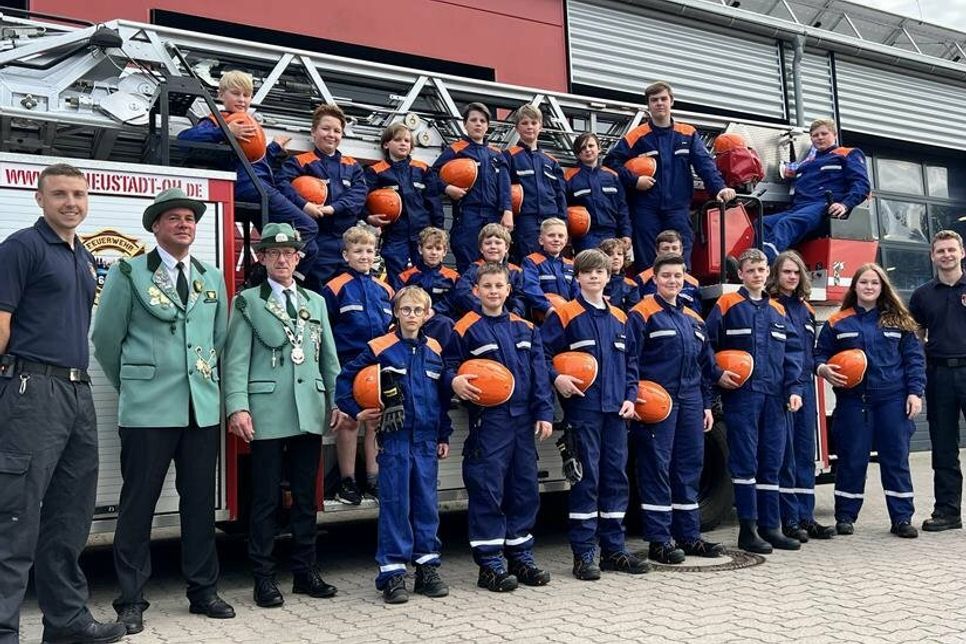 Stolze 600 Euro überreichten der amtierende Schützenkönig Marko Doose (3. v. lks.) und Finanzvorstand Nils Hilbert (2. v. lks.) an die Kinder und Jugendlichen der Wehr. Jugendfeuerwehrwart Marcel Fuchs (re.) und sein Stellvertreter Fynn Niklaas Lull (lks.) bedankten sich herzlich. (gm)