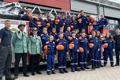 Stolze 600 Euro überreichten der amtierende Schützenkönig Marko Doose (3. v. lks.) und Finanzvorstand Nils Hilbert (2. v. lks.) an die Kinder und Jugendlichen der Wehr. Jugendfeuerwehrwart Marcel Fuchs (re.) und sein Stellvertreter Fynn Niklaas Lull (lks.) bedankten sich herzlich. (gm)