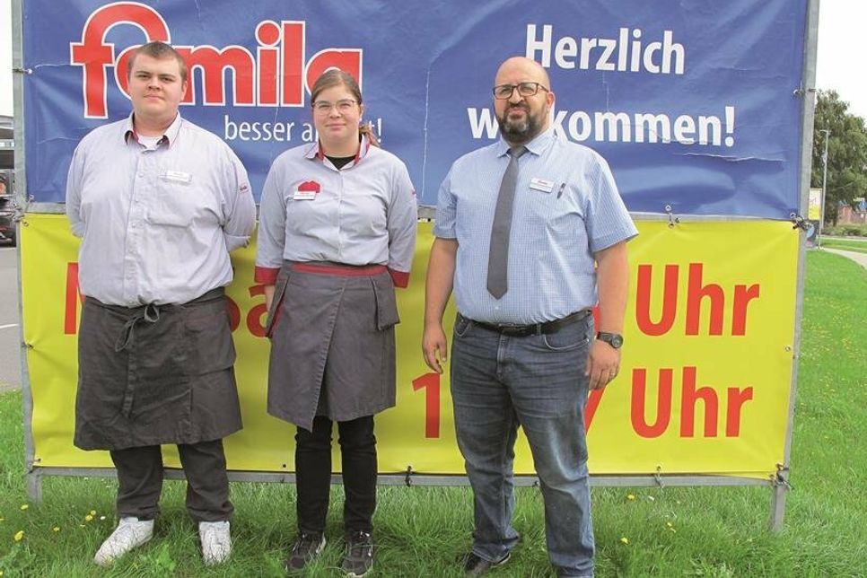 Oldenburgs Warenhausleiter Selim Altindagoglu begrüßte seine neuen Auszubildenden Joelina Koplin und Erik Ster herzlich.