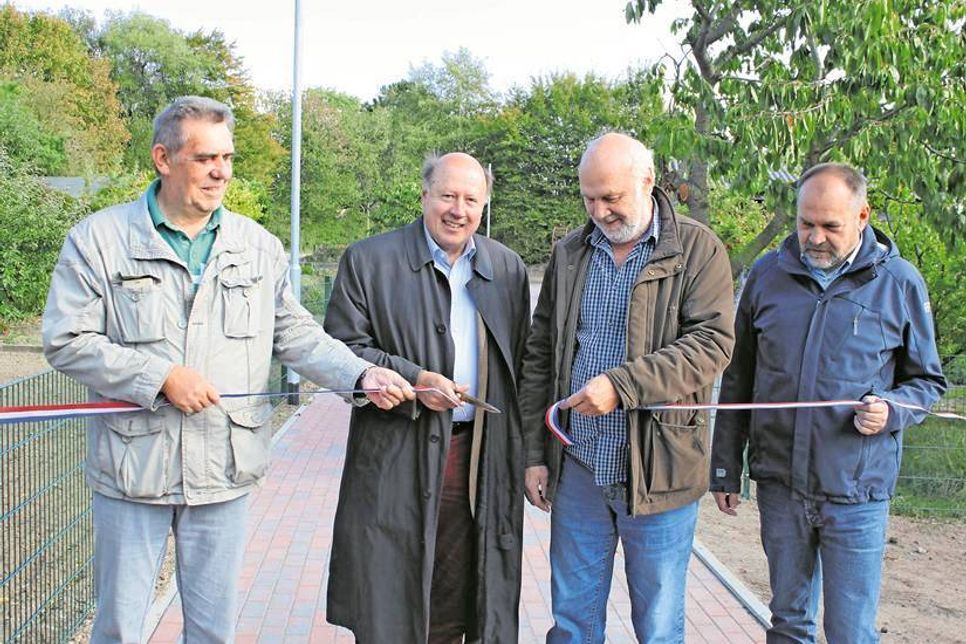 Kommissarischer Vorsitzender des Kleingartenvereins Edmund Laß, Erster Stadtrat Friedrich-Karl Kasten, Bauausschussvorsitzender Willy Heckel sowie Bauhof Abteilungsleiter Tiefbau Rüdiger Slawski (v. lks.) durchtrennten das symbolische Band.