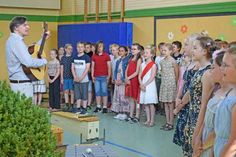Zusammen mit ihrem Musiklehrer Herrn Runge stimmten die Schüler ihr Schullied an: „Unsere Schule hat keine Segel…“