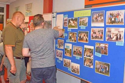 Ehemalige Schüler versuchen nach 50 Jahren auf alten Fotos Mitschüler und Lehrer von damals zu entdecken