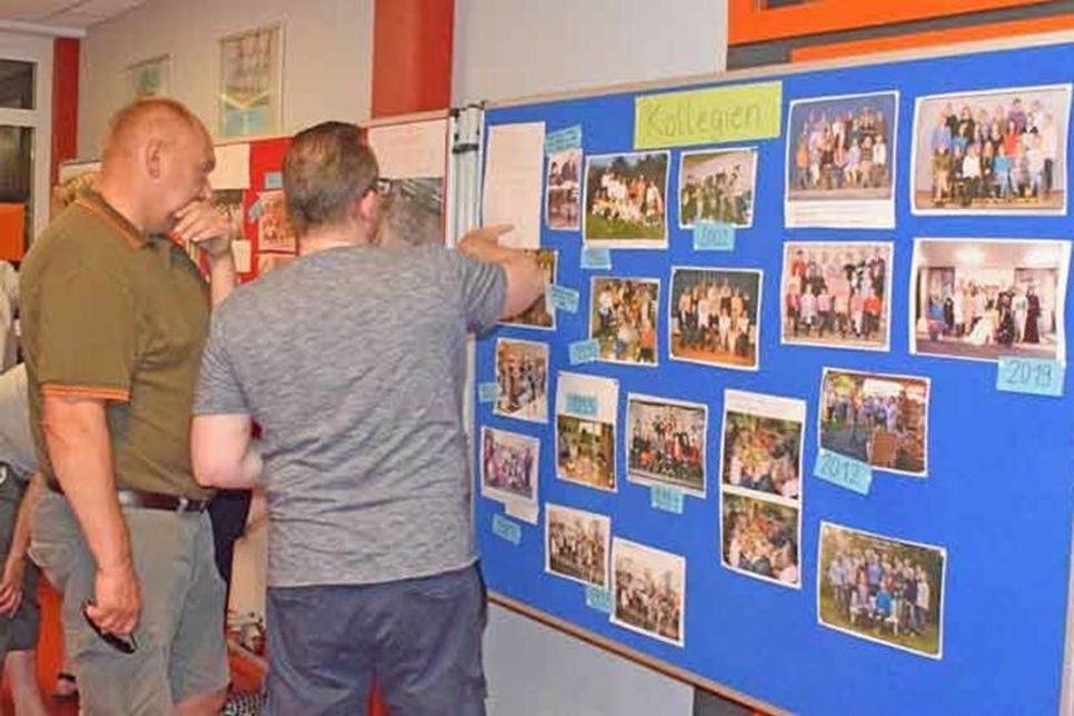 Ehemalige Schüler versuchen nach 50 Jahren auf alten Fotos Mitschüler und Lehrer von damals zu entdecken