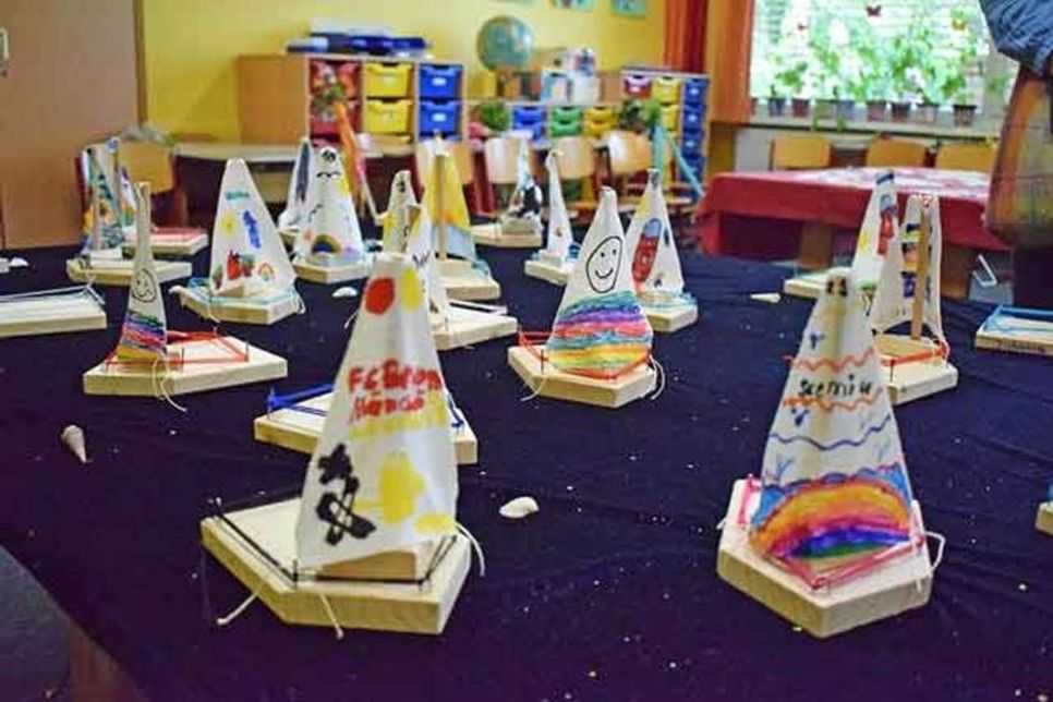 Passend zum Schullied bastelten die Schüler in ihrer Projektwoche kleine Segelboote