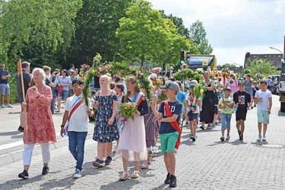Mit musikalischer Begleitung des PTSV-Blasorchesters ging der blumengeschmückte Umzug durch die Glindskoppel.