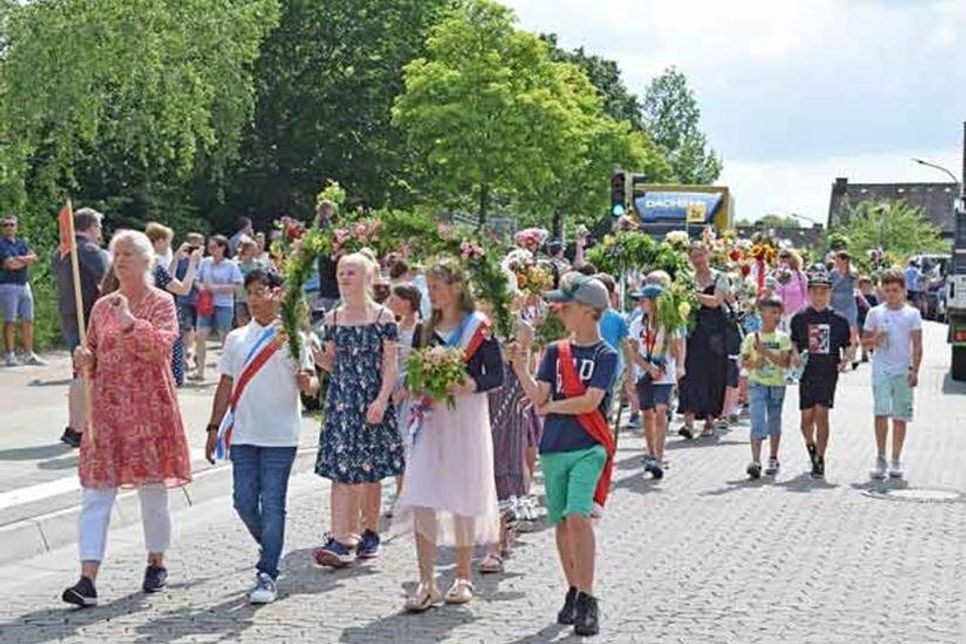 Mit musikalischer Begleitung des PTSV-Blasorchesters ging der blumengeschmückte Umzug durch die Glindskoppel.