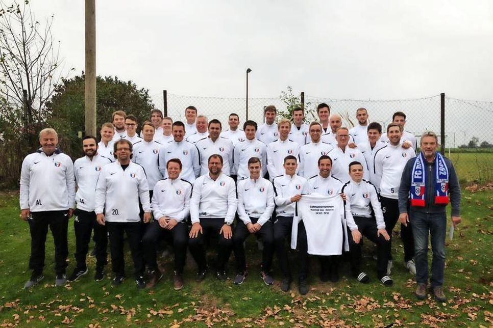 Riepsdorf. Der komplette Fußball-Herrenbereich des FC Riepsdorf hat vom Lohnunternehmen Manfred Hay, gleichzeitig 1. Vorsitzender, neue Präsentationsanzüge erhalten. (red)