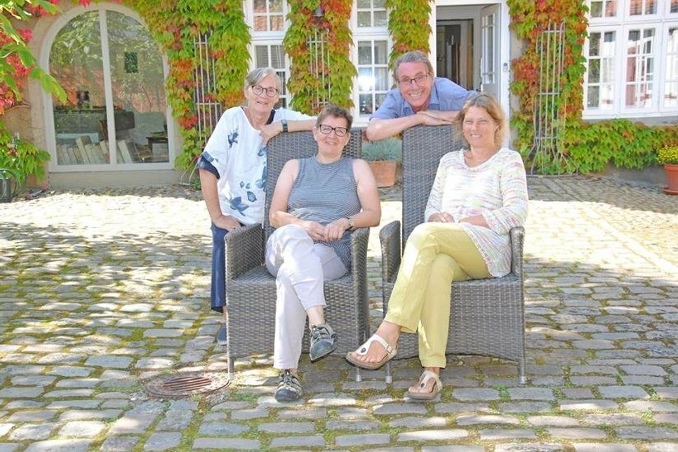 (v.l.) Gertrud Buller-Schunck, Sigrid Paulsen-McCord, Kai Piepgras und Dr. Sabine Behrens im romatischen Innenhof des Künstlermuseums Heikendorf