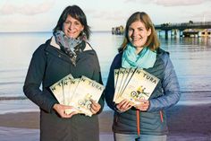 Silke Szymoniak von der TSNT GmbH und Sonja Wolpers (rechts) von der TALB mit dem neuen Printmagazin „NATURA“. (Foto: hfr)