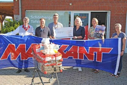 Karl-Heinz Piepereit (Marktleiter Markant Schönberg), Felix Franke (zweiter Vorsitzender Gewerbe- und Fremdenverkehrsverein Schönberg), Knut Lindau (erster Vorsitzender Gewerbe- und Fremdenverkehrsverein Schönberg) Christina Rymon (Schönberger Tafel), Andrea Jörn (dritte Beisitzerin Gewerbe- und Fremdenverkehrsverein Schönberg) und Bettina Helm (Leitung Schönberger Tafel) freuen sich über eine erfolgreiche Spendenaktion anlässlich der Schönberger Kulturnacht im Frühjahr 2023.