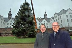 Bürgermeister Lars Winter und der Geschäftsführer der Fielmannakademie Lars Hellberg laden zum gemeinsamen Anleuchten auf der Schlossterrasse am Freitag, 1. Dezember ein.