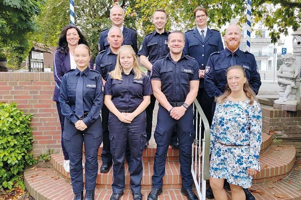 Bürgermeisterin Bettina Schäfer (links), Stationsleiter Björn Radestock (rechts daneben) und Ordnungsamtsleiterin Christiane Ehrlicher (vorne rechts) mit einigen Beamten, die bis Ende September die Kollegen der Scharbeutzer Polizeistation unterstützten. Auch Revierleiter Detlef Frase (hinten links) und Astrid Möller von der Polizeidirektion freuen sich über die gute Zusammenarbeit.