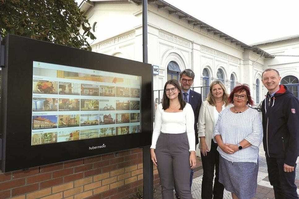 Nele Drews, Heiko Godow, Caroline Backmann, Birgit Boller und Michael Keller freuen sich über die Möglichkeiten der digitalen Infostele.