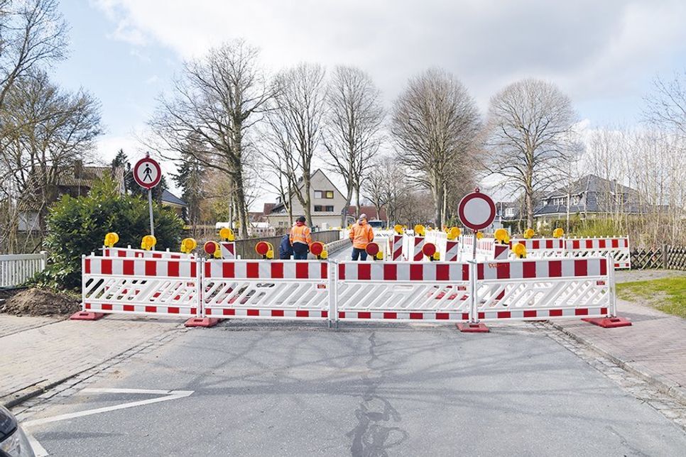 Jetzt beginnen endlich die Vorbereitungen für den lange geplanten Abriss der alten Brücke, die über die B 76 führt. Seit Montag ist die marode Brücke in der Bahnhofstraße für den Straßenverkehr und für Fußgänger voll gesperrt.