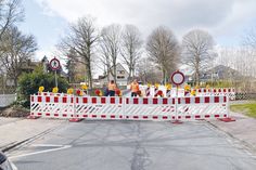 Jetzt beginnen endlich die Vorbereitungen für den lange geplanten Abriss der alten Brücke, die über die B 76 führt. Seit Montag ist die marode Brücke in der Bahnhofstraße für den Straßenverkehr und für Fußgänger voll gesperrt.