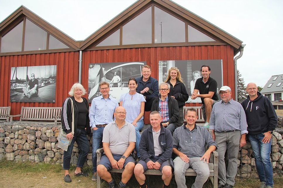 Fotograf Wolfgang Köhler (obere Reihe v.li.) mit den „Hafengesichtern“ Norina Bülow und Henrik Fels, sowie Stephanie Scheel (mittlere Reihe v.li.), Joachim Nitz, Silke Szymoniak, Hartmut Schwarz, und die „Hafengesichter“ Sven Oldhoff und René Kleinschmidt sowie Harry Möller und Bernd Lemke vom Bauhof und Fischer Lars Hauswald (untere Reihe v.li.).