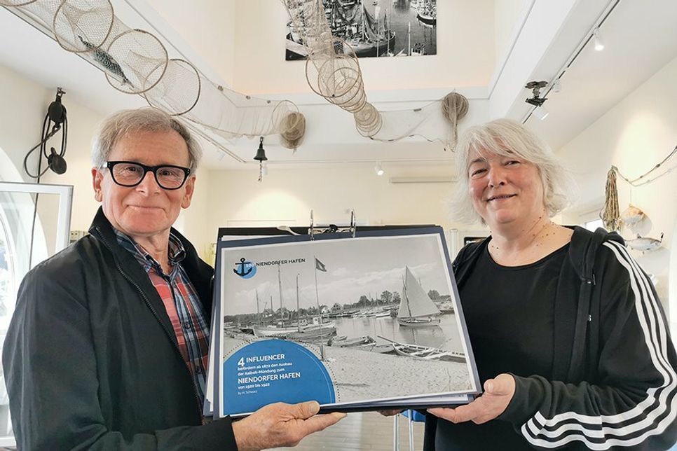 Hartmut Schwarz und Stephanie Scheel haben Historisches über den 100-jährigen Hafen zusammengetragen. Diese Aufarbeitung kann in der Hafen-Info eingesehen werden.
