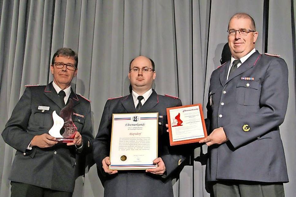 Auch vom Kreisfeuerwehrverband gab es Urkunden und eine Ehrengabe: Michael Hasselmann vom KFV, Ortswehrfüher Bastian Bendfeldt und Amtswehrführer Michael Bendt (v. lks.).