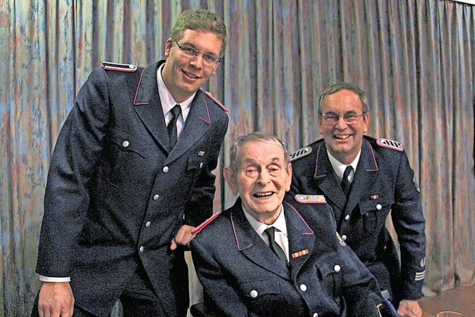 Sind gemeinsam fast 125 Jahre bei der Feuerwehr Riepsdorf: Jonas (Mitglied seit 10 Jahren) mit seinem Opa, dem Ehrenhauptbrandmeister Rudolf Langbehn - seit 70 Jahren dabei - und Jörg Langbehn (Mitglied seit 40 Jahren) (v. lks.).