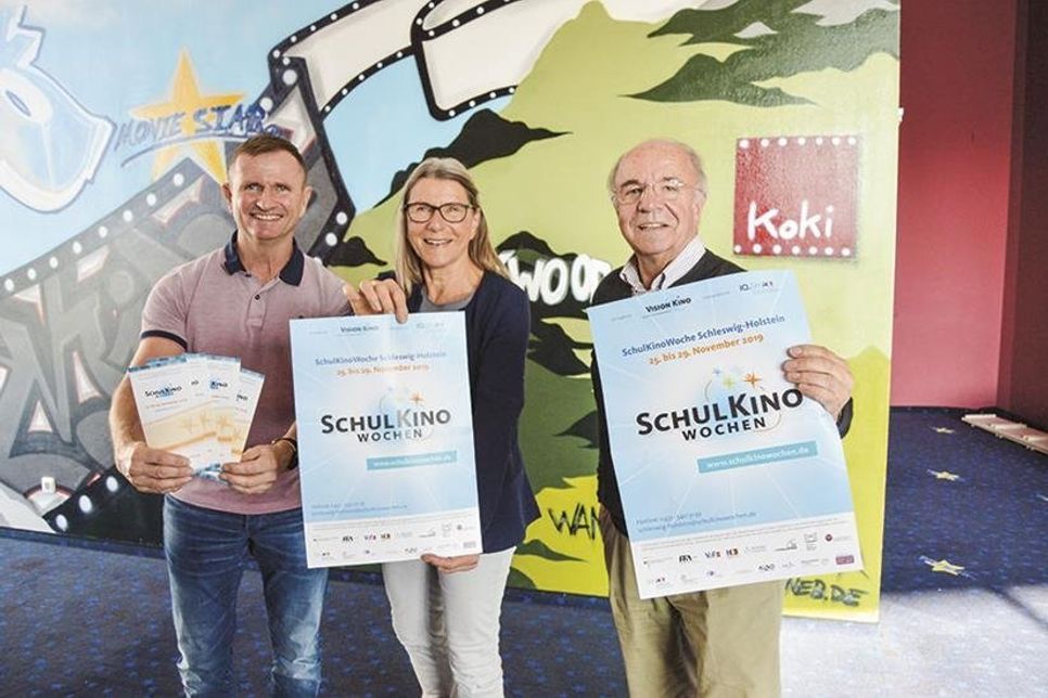 Freuen sich auf die diesjährigen Schulkinowochen (v.l.): Kinobetreiber Lars Roman Paech sowie Annemarie Krause-Guntrum und Holger Klindwort aus dem Vorstand des Kommunalen Kinos Bad Schwartau e.V..