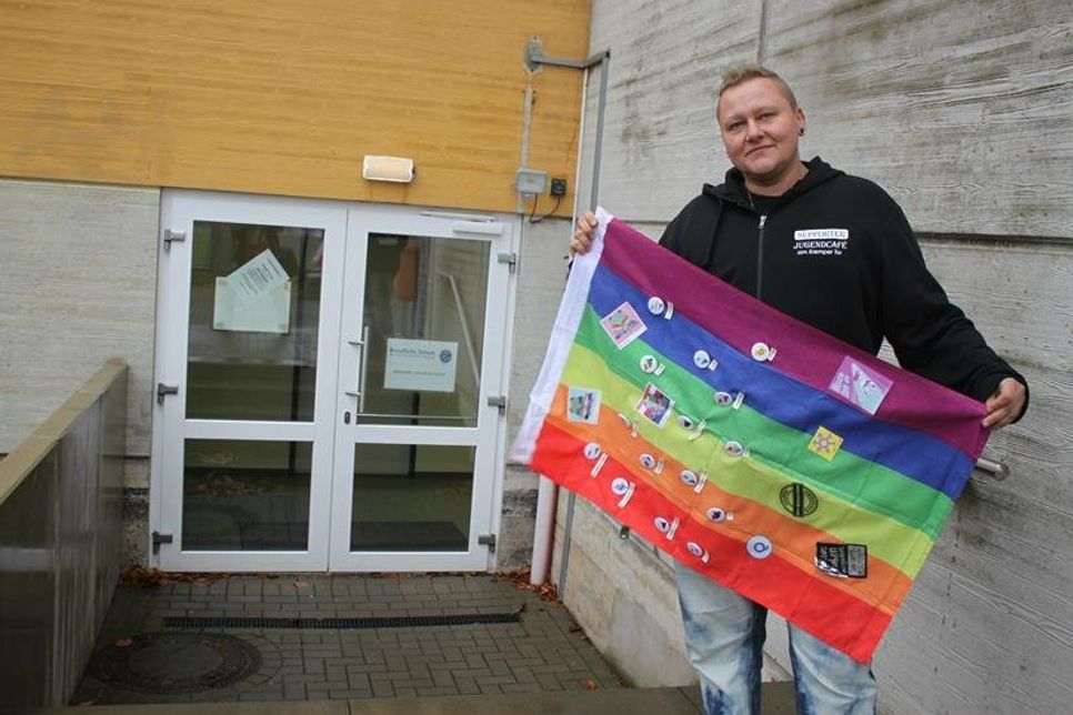 Maro Abel hat für Jugendliche mit queeren Hintergrund ein offenes Ohr und gibt bei Fragen gerne Hilfestellung.